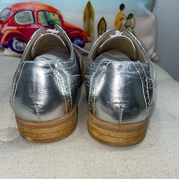 Steve Madden Women'S Blitzed Silver W/Red Stripe Lace-Up Oxford - Picture 5 of 10